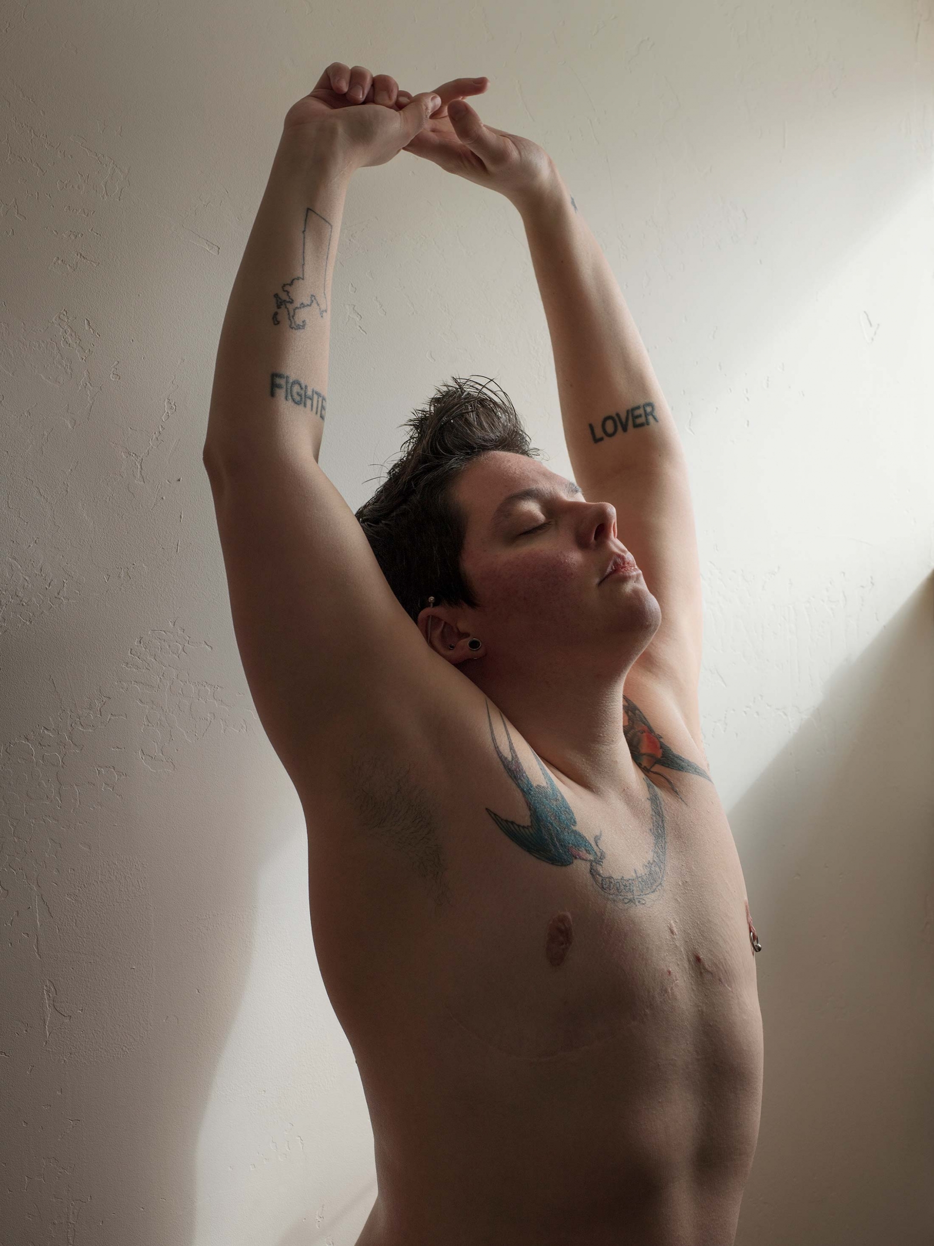 Jess T. Dugan, Self-portrait (reaching), 2014. Courtesy of the Catherine Edelman Gallery, Chicago. Jess T. Dugan, Self-portrait (reaching), 2014. Courtesy of the Catherine Edelman Gallery, Chicago.