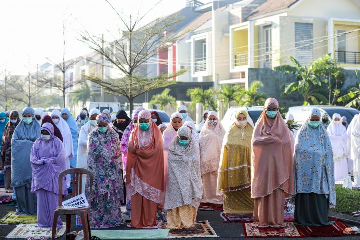  A group of woman standing.